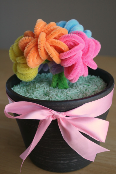 Mini Monets and Mommies: Kids' Spring Flower Craft with Pipe Cleaners
