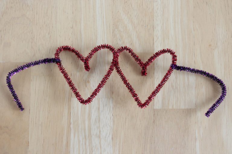 Make Valentines Easy with these 5 Pipe Cleaner Hearts - Make and Takes