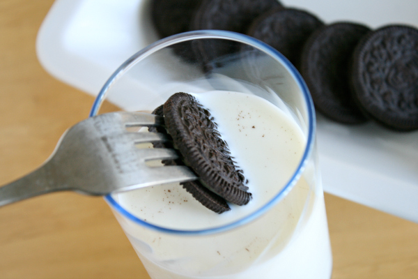 Best Way To Dip Your Oreo Cookies In Milk Make And Takes 8440