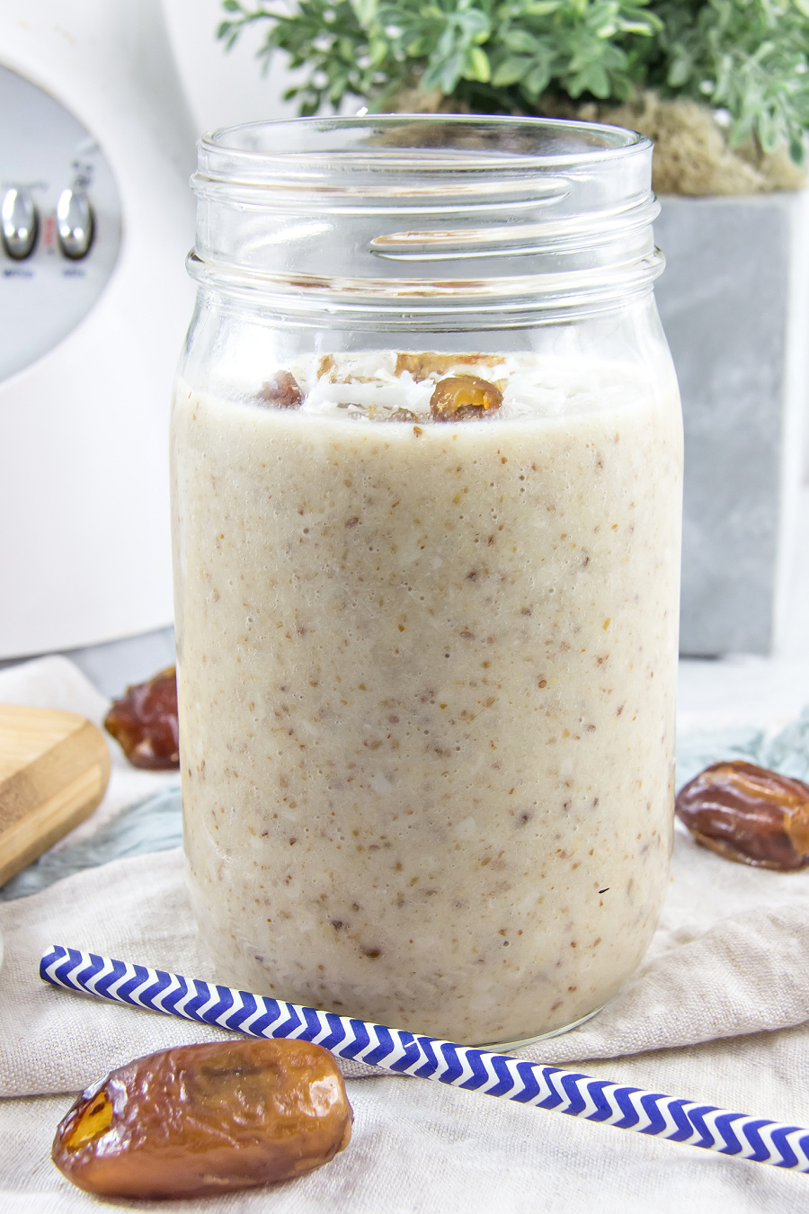 banana date smoothie in a jar