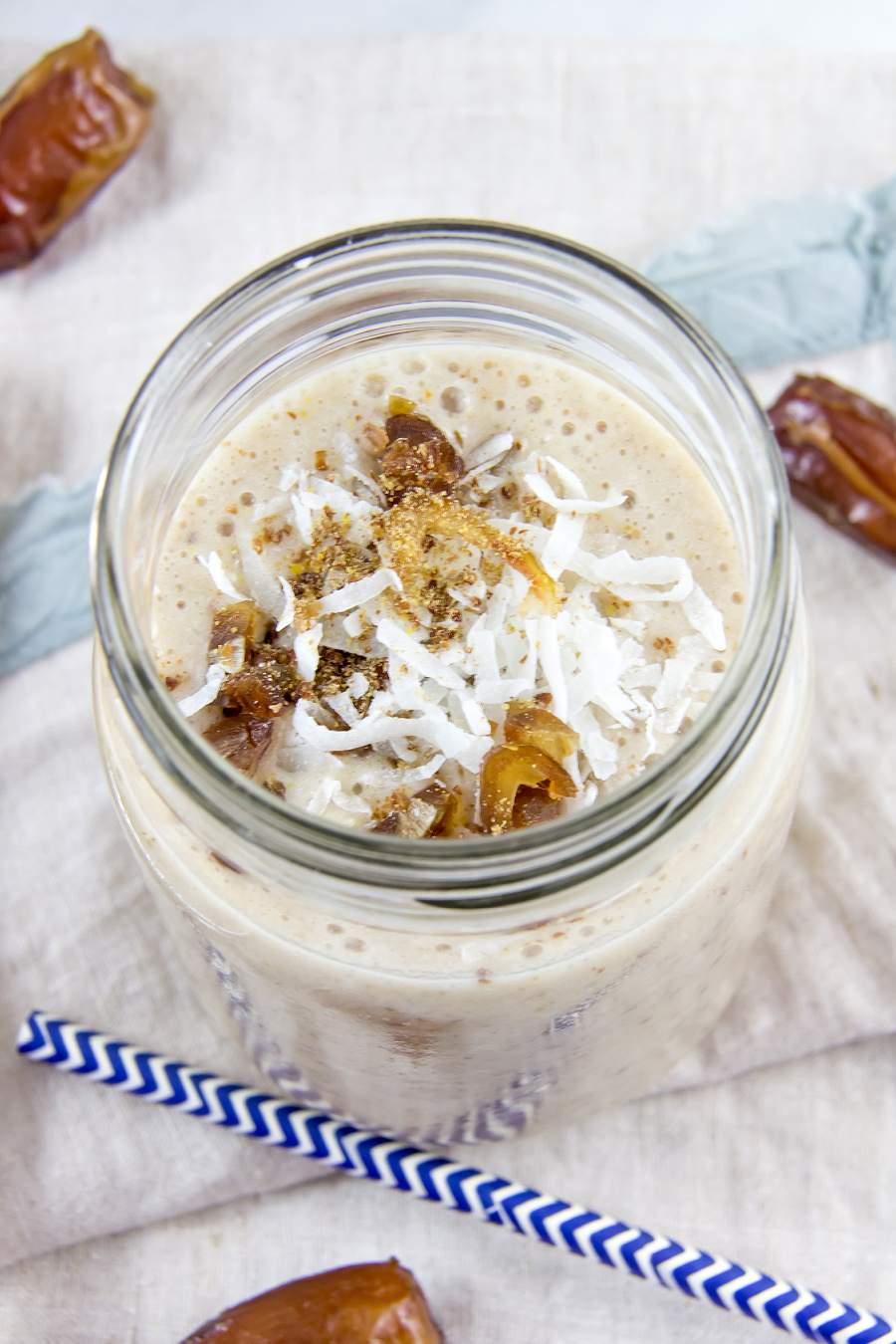 Make This Banana and Date Smoothie - Make and Takes