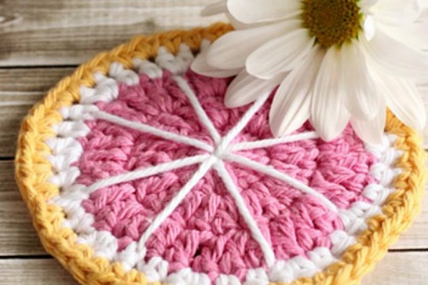 Grapefruit Coaster Crochet Pattern by daisycottagedesigns.net for @makeandtakes.com
