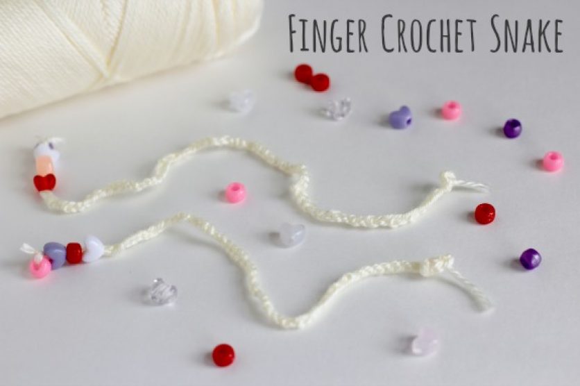 Finger Crochet a Rattle Snake Tutorial @makeandtakes.com #crochetaday