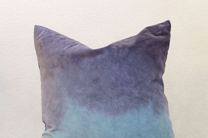 Make your own dip dyed velvet throw pillow - a quick and easy update to your home decor.