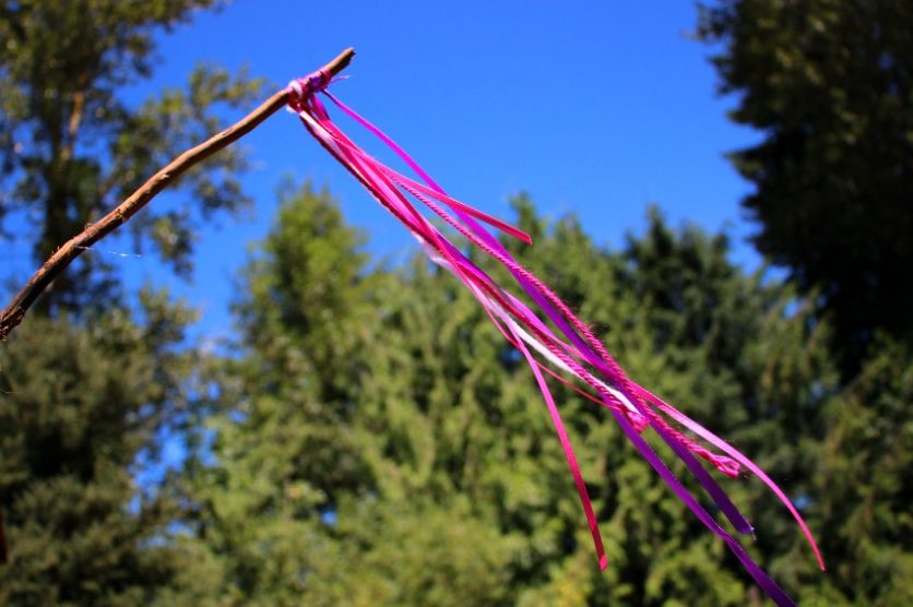 Easy stick wind streamers kids can make this summer! A fun nature craft for the backyard or camping trip!