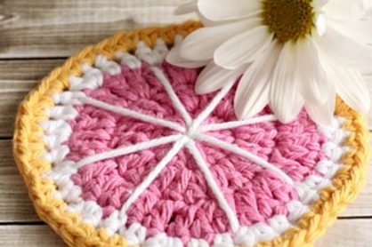 Grapefruit Coaster Crochet Pattern by daisycottagedesigns.net for @makeandtakes.com