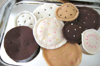 Felt Sugar Cookies Tutorial @makeandtakes.com