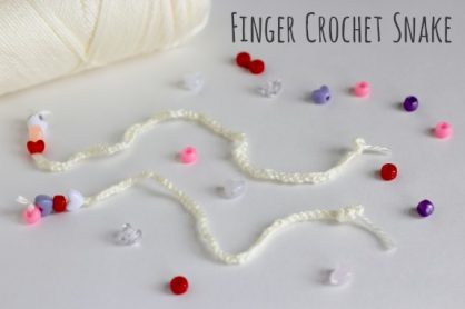 Finger Crochet a Rattle Snake Tutorial @makeandtakes.com #crochetaday