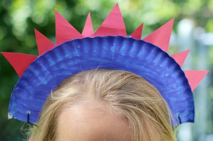 Fun and easy 4th of July craft for kids! An easy patriotic paper plate craft that kids can make!