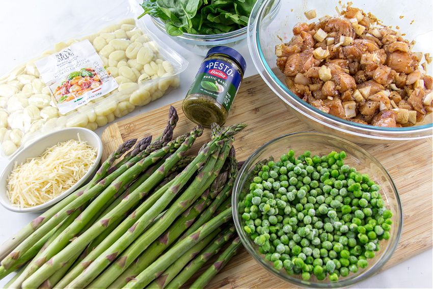 gnocchi, peas, asparagus, spinach, and marinated chicken to make gnocchi with pesto sauce
