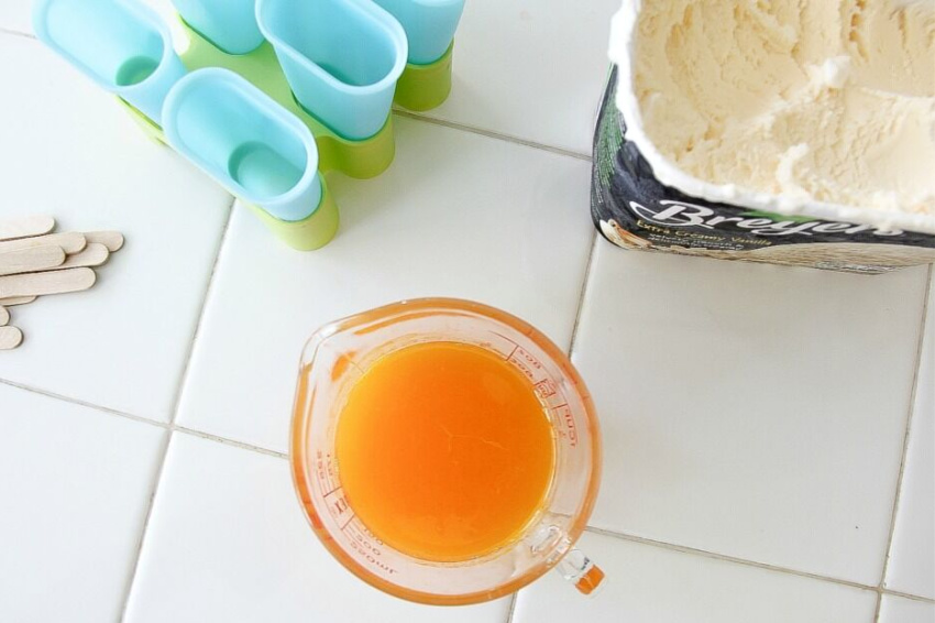 fresh mandarin juice, vanilla ice cream and popsicle molds to make mandarin orange popsicles