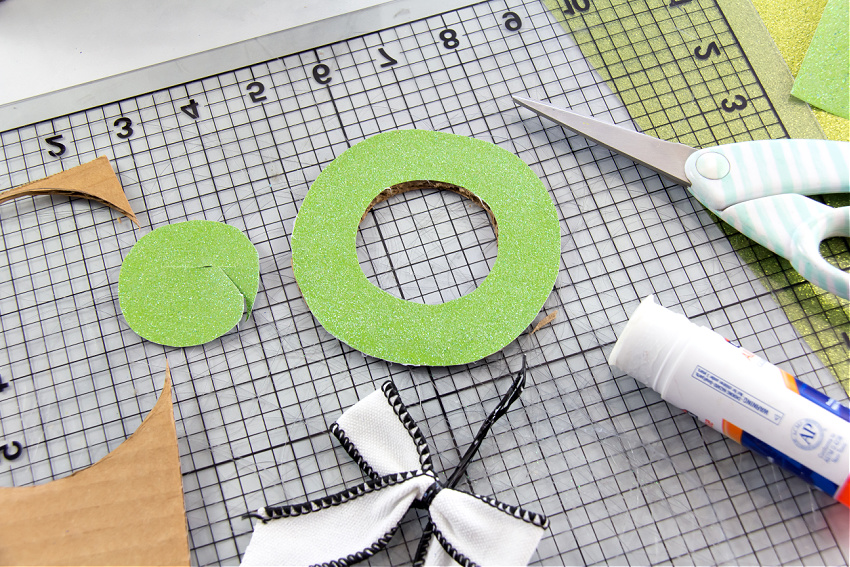 make a paper wreath gift topper