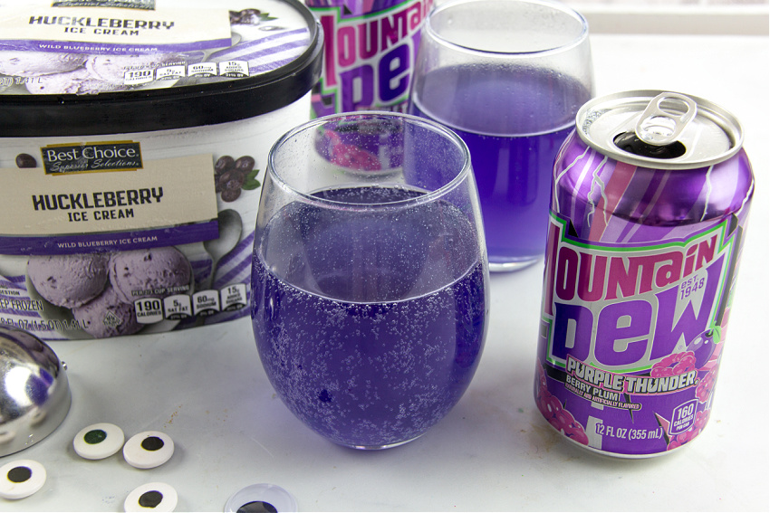 making a purple drink for halloween using mountain dew purple thunder