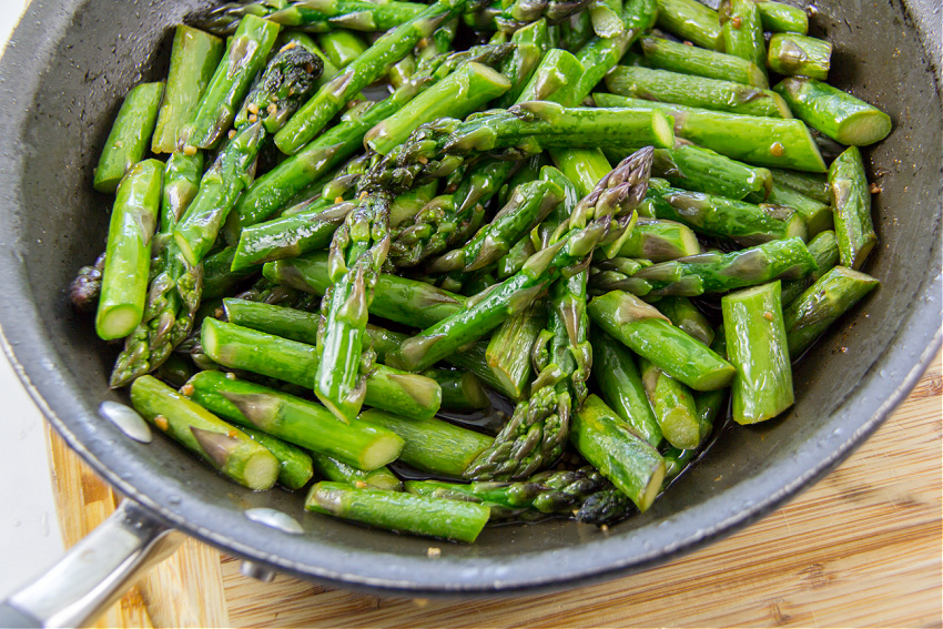 asparagus pan fried with garlic and salt