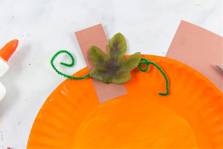 Study the Parts of a Pumpkin with this Paper Plate Pumpkin Craft - Make ...