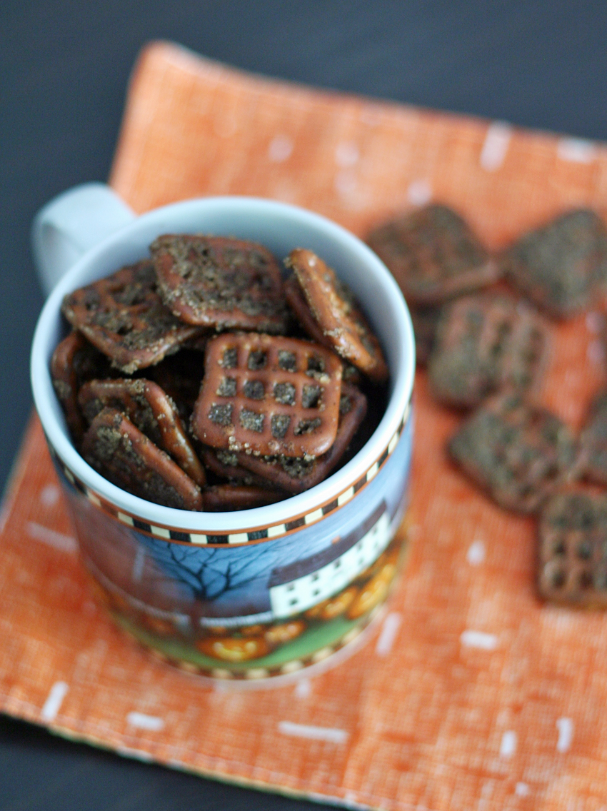 Pumpkin spice pretzels - a fun fall treat!